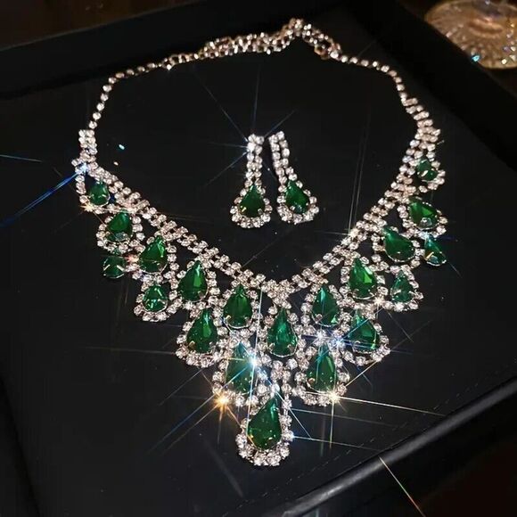 Elegant 3PC European Style Necklace & Earring Set in Green Teardrop & Tassel. - Picture 2 of 5